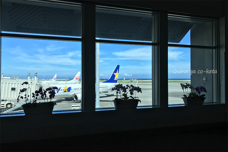 7月の那覇空港 窓から青い水平線が見える