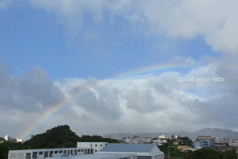 台風近づく強風の中現れた虹