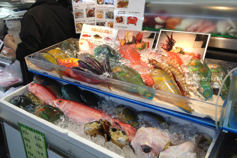 仮設の牧志公設市場の沖縄っぽい魚