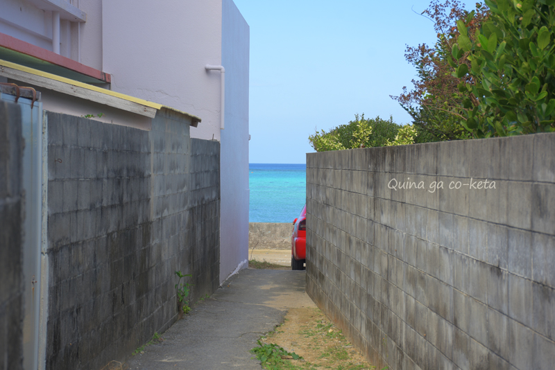 沖縄の路地の向こうに見える海（恩納村冨着）
