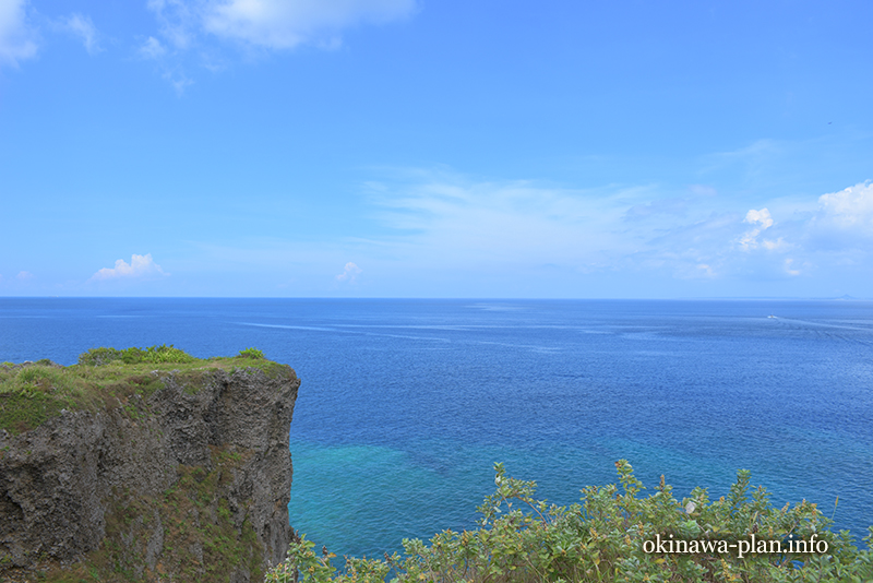 9月に見た沖縄の青い海（2017年9月10日11時34分/万座毛にて）