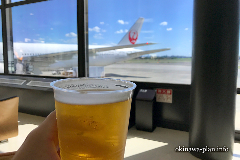 伊丹空港にて。那覇行きの便を待ちながらのビール