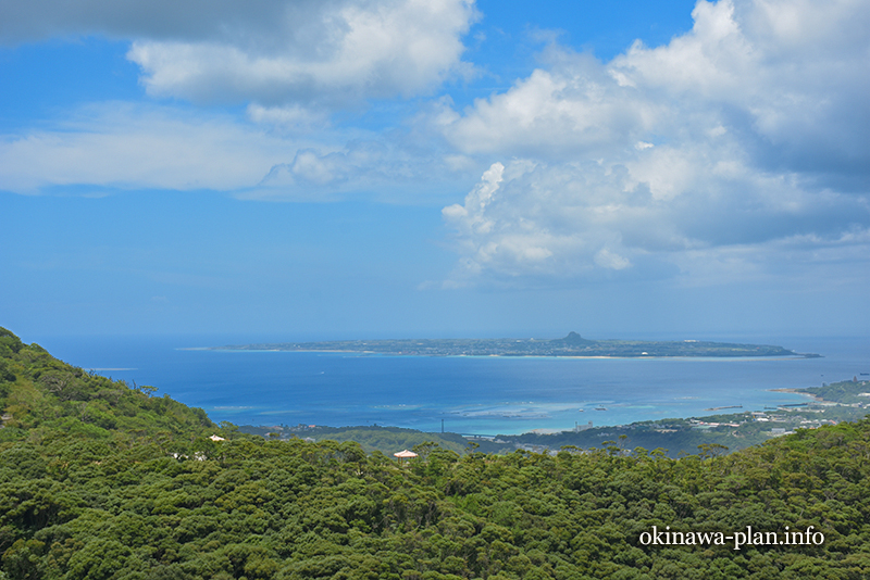 八重岳から見下ろす海と伊江島