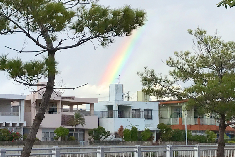 沖縄の空に突然現れた虹