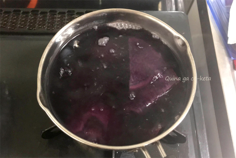 紅芋のゆで汁は紫