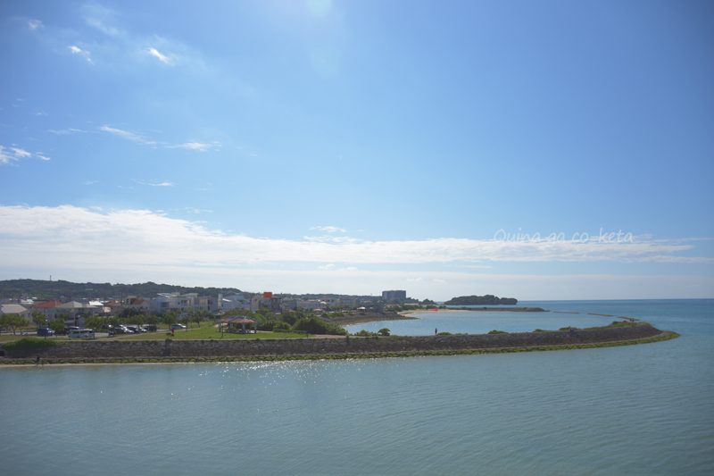 南浜公園展望台から南方向には潮崎ビーチが見える（糸満市糸満）