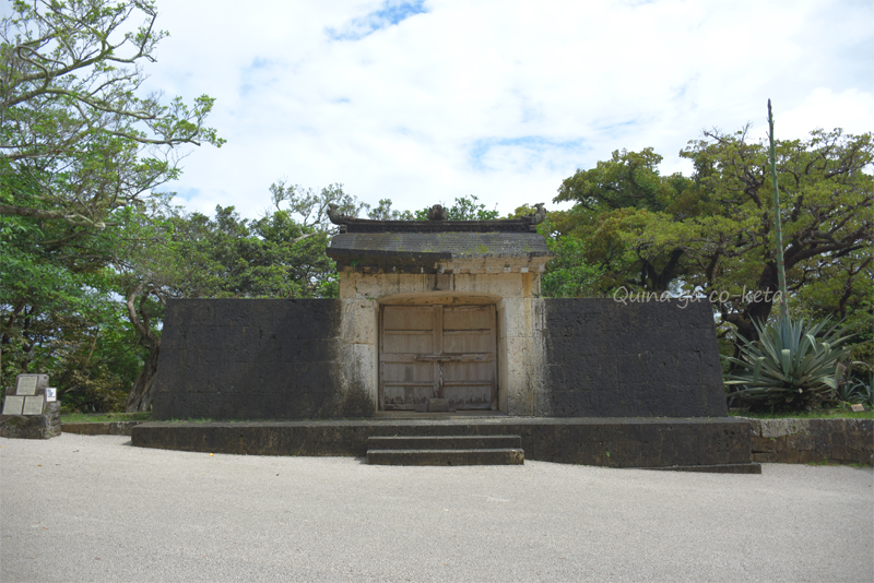 竹富島出身の西塘が造ったという園比屋武御嶽石門