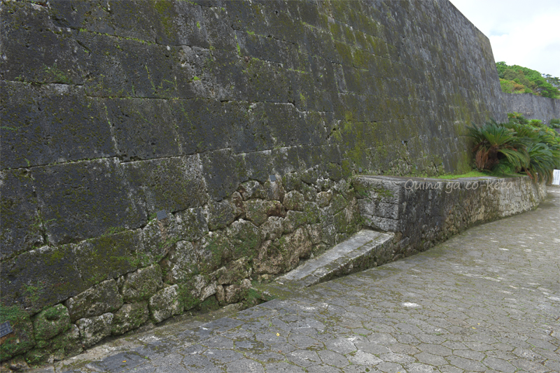 首里城城壁の復元石積み（上）と遺構石積み（下）
