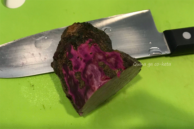 沖縄で買った紫色の山芋（ロイヤルパープル）