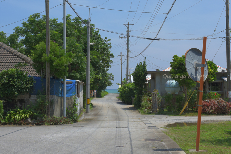 沖縄の路地と海