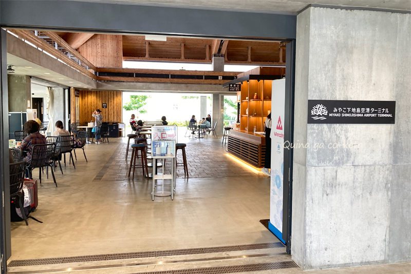 みやこ下地島空港ターミナルの開放的なカフェ