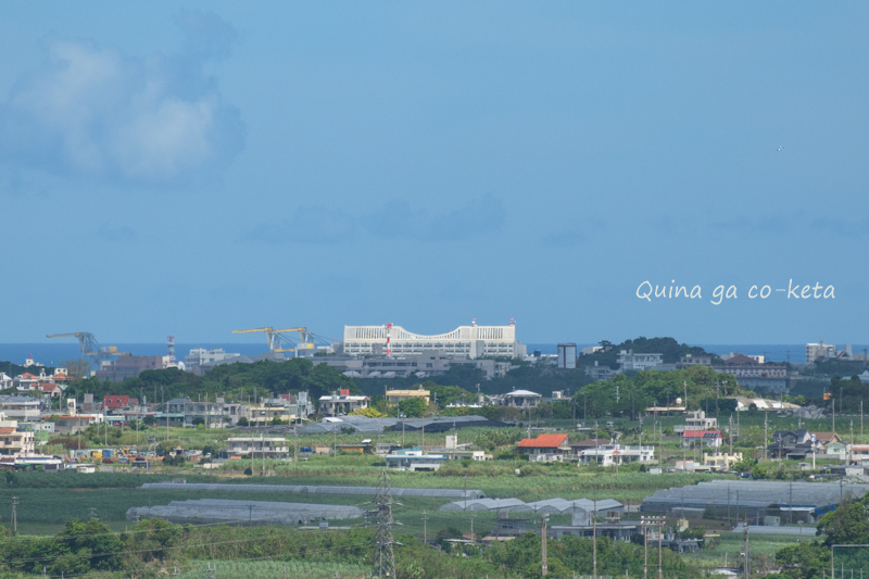沖縄県庁の向こうに水平線まで見える
