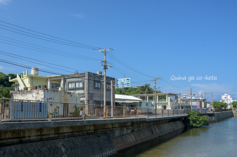 久部良の「居酒屋いすん」や「大朝商店」がある通り 久部良の「居酒屋いすん」や「大朝商店」がある通り