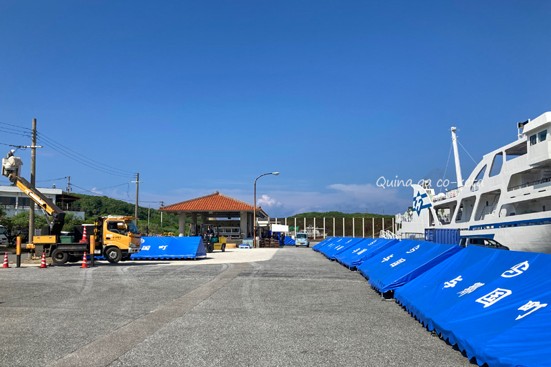 イベント用テントがずらりと並ぶ久部良港 イベント用テントがずらりと並ぶ久部良港