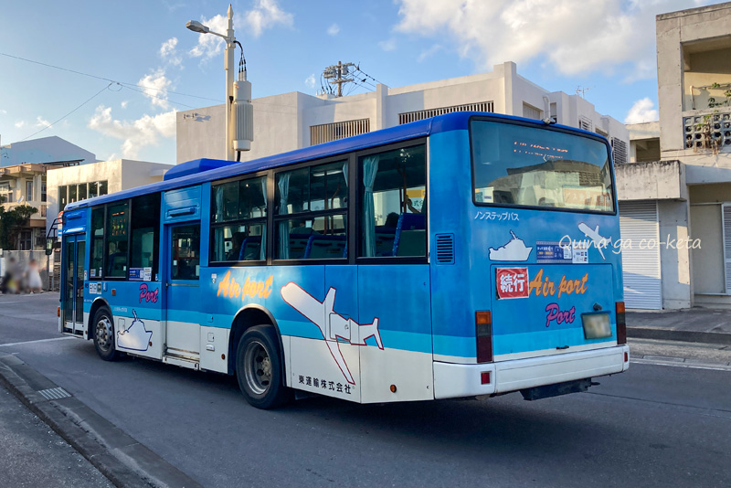 お尻に赤い“続行”シールがある石垣島の路線バス お尻に赤い“続行”シールがある石垣島の路線バス