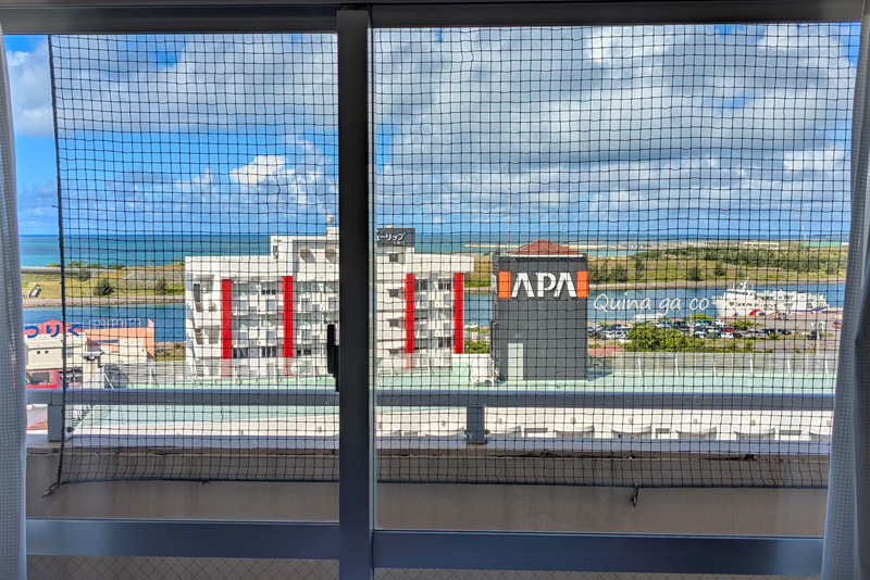 ホテルの部屋から見えた青い海 ホテルの部屋から見えた青い海