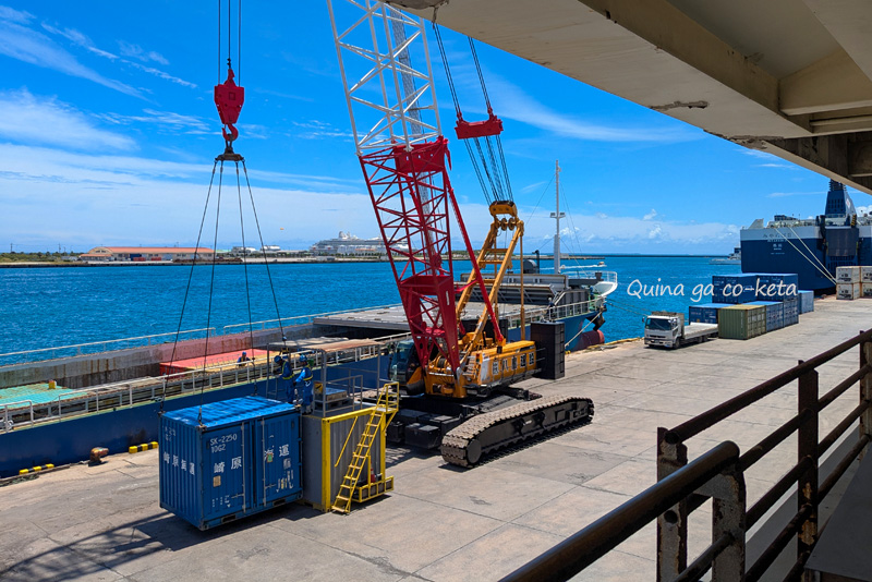 テラス席からはコンテナの積み下ろし作業が見える テラス席からはコンテナの積み下ろし作業が見える