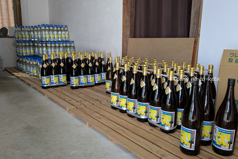 宮之鶴の三合瓶と一升瓶が並ぶ 宮之鶴の三合瓶と一升瓶が並ぶ