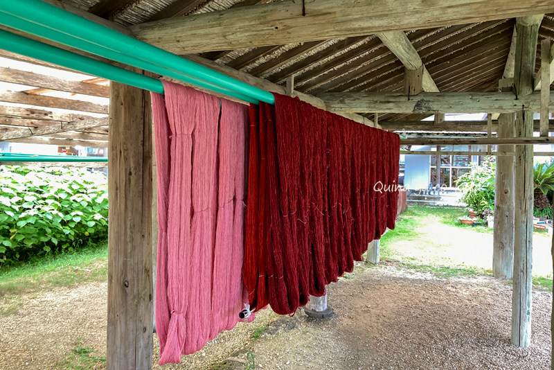 染めた糸が干してあった(石垣市登野城あざみ屋にて) 染めた糸が干してあった(石垣市登野城あざみ屋にて)