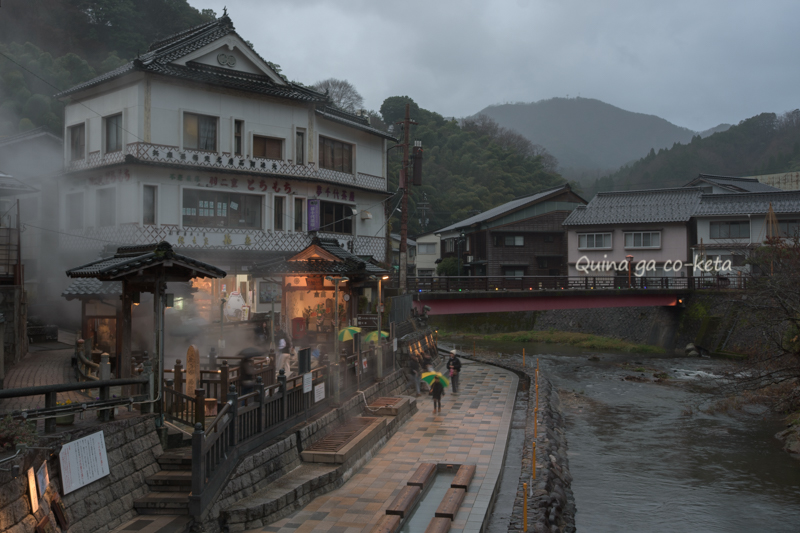 湯村温泉の温泉橋から荒湯を望む 湯村温泉の温泉橋から荒湯を望む